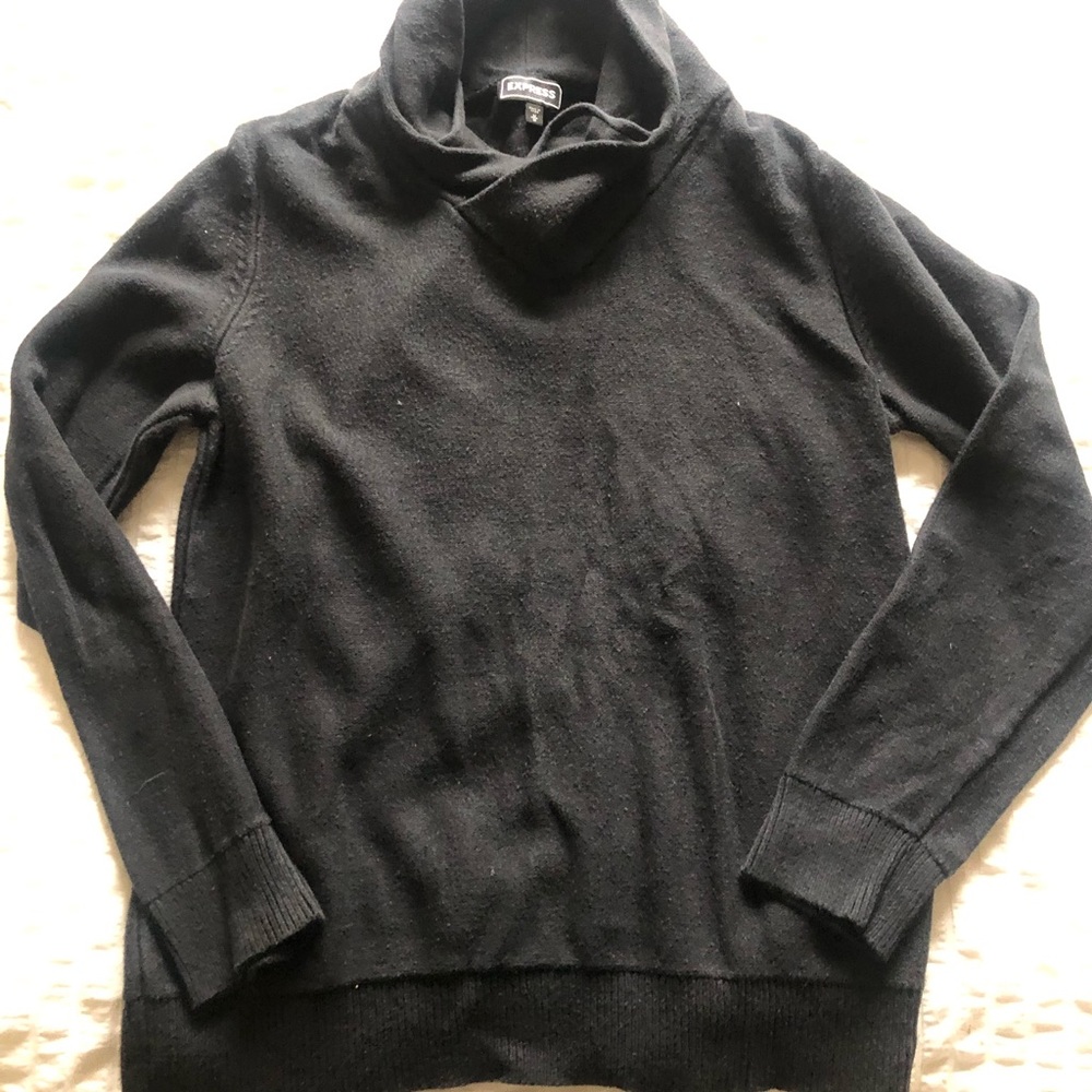 Black long sleeve pull over, size medium